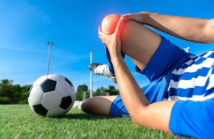 Athlete experiencing shoulder pain during recovery after sports injury due to delayed treatment