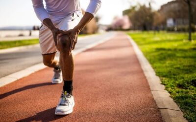 Athlete consulting orthopaedic surgeon about minimally invasive sports injury treatment and faster recovery