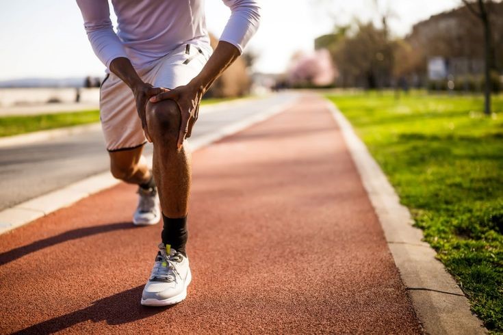 Athlete consulting orthopaedic surgeon about minimally invasive sports injury treatment and faster recovery